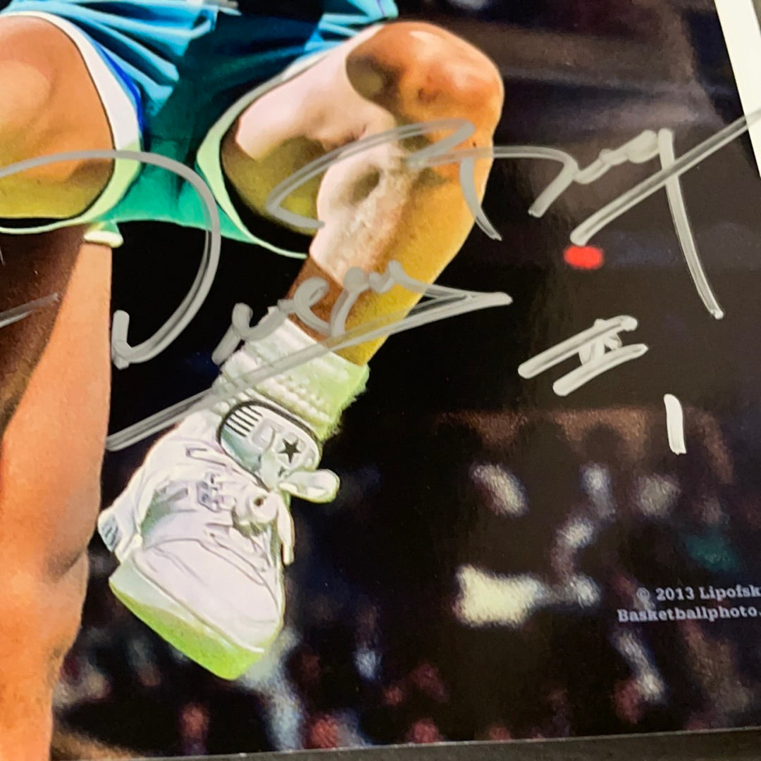 Muggsy Bogues autographed 8x10 color photo – LW Sports